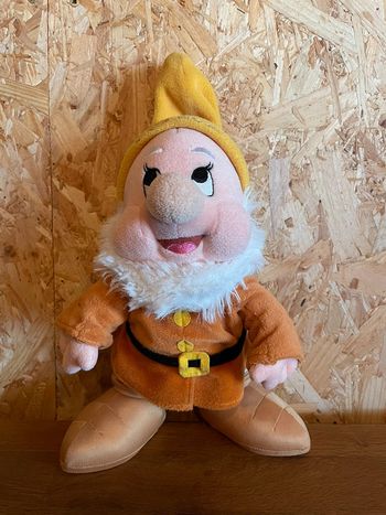 Peluche Disney Joyeux dans Blanche neige et les sept nains