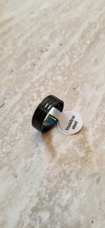 Bague acier noire et argentée rayée – Taille 20