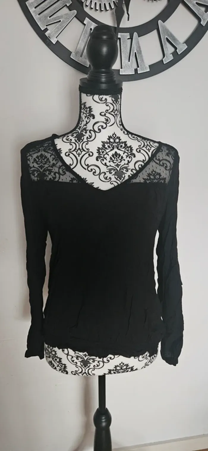 Haut noir dentelle