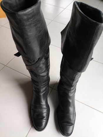 Bottes hautes en cuir noir pointure 40 (longueur semelle 27,5 cm)