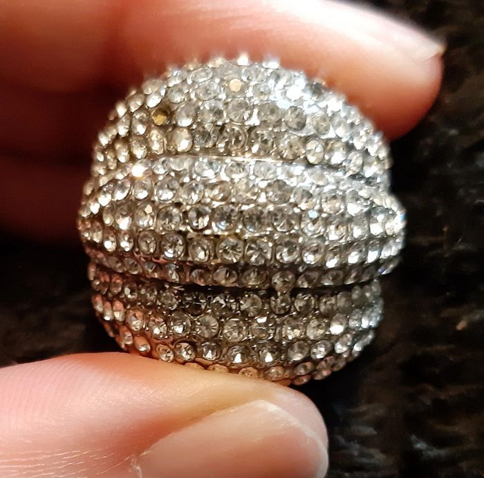 Très jolie bague en acier et strass - photo numéro 2