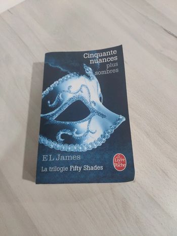 Livre poche Cinquante nuances plus sombres trilogie fifty shades Grey
