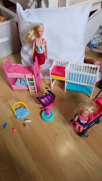 Lot nursery barbie poussette, Lit, barbie enceinte 