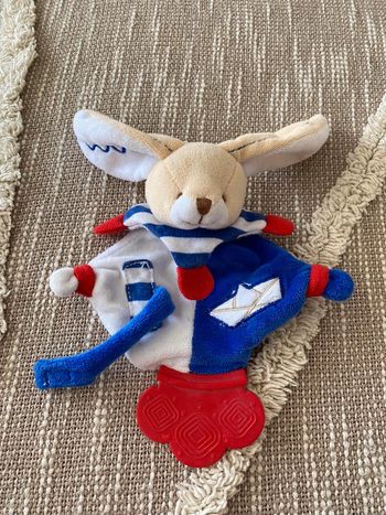 Peluche doudou et compagnie plat 19cm lapin bleu blanc rouge tres bon état