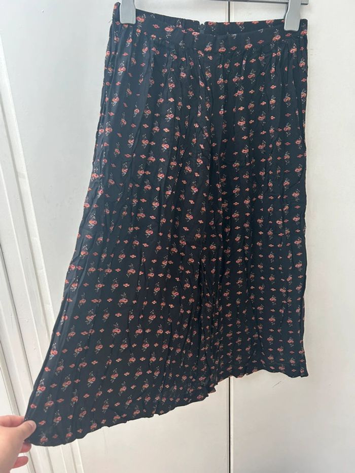 Jupe longue noir avec fleurs vintage taille élastique et fermeture dans le dos