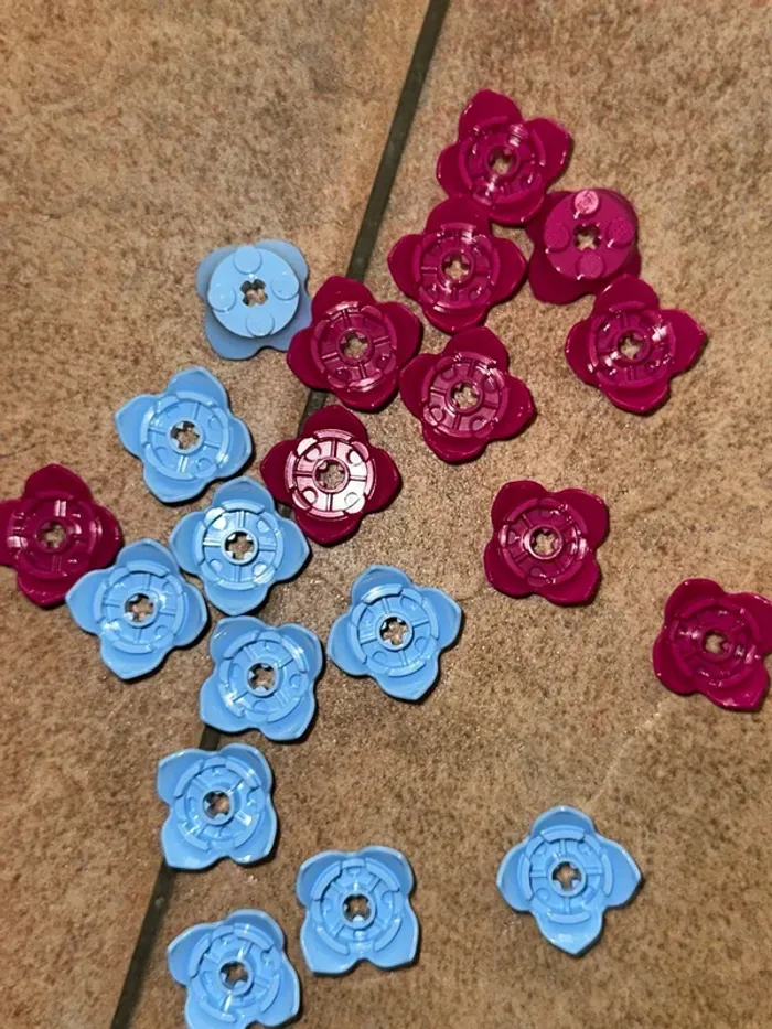 20 Lego Plant Leaves 2 x 2 with 4 Petals and Axle Hole ref 15469 - photo numéro 2