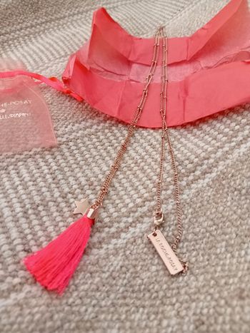 Sautoir extra long doré bohème chic à pompon corail fluo Laroche-Posay 