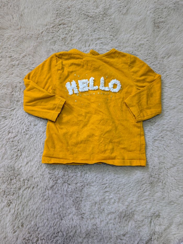 T-shirt bébé 9 mois – jaune moutarde – inscription “HELLO” fleurs – très bon état