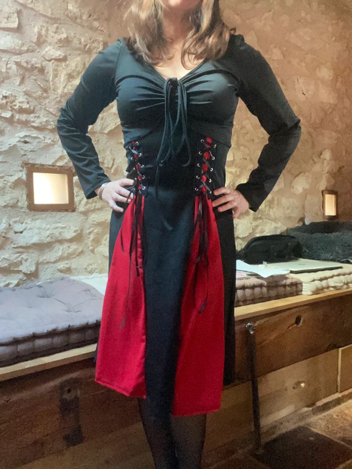 Jolie robe noire et rouge, manches longues. - photo numéro 2
