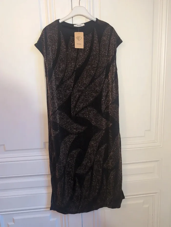 Robe noire motifs dorés - photo numéro 2