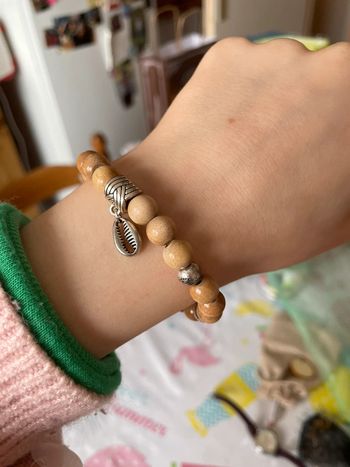 Bracelet perles et coquillage.