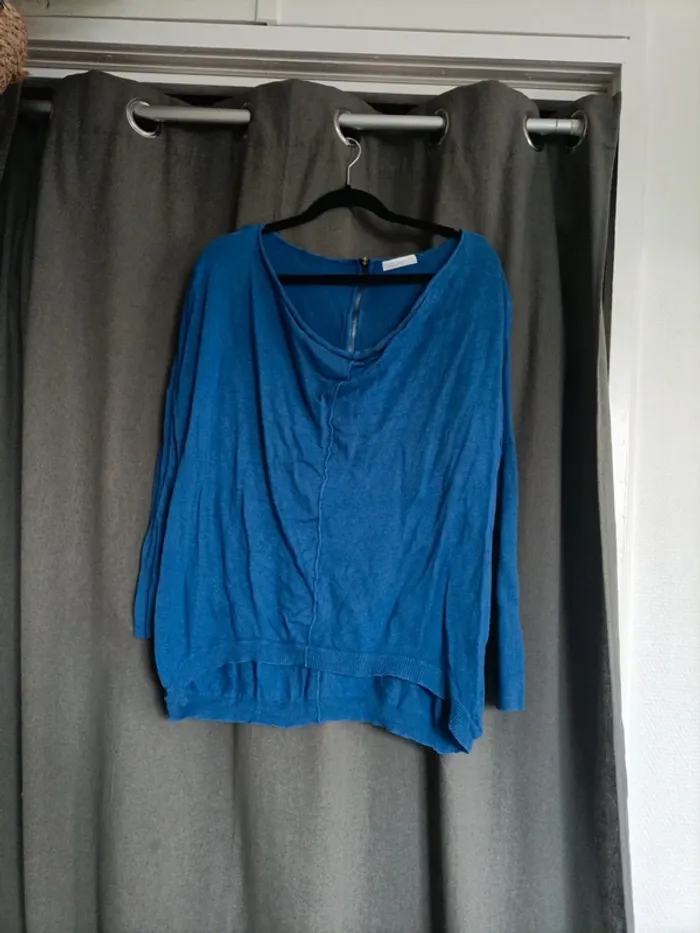 Pull an lainage bleu électrique