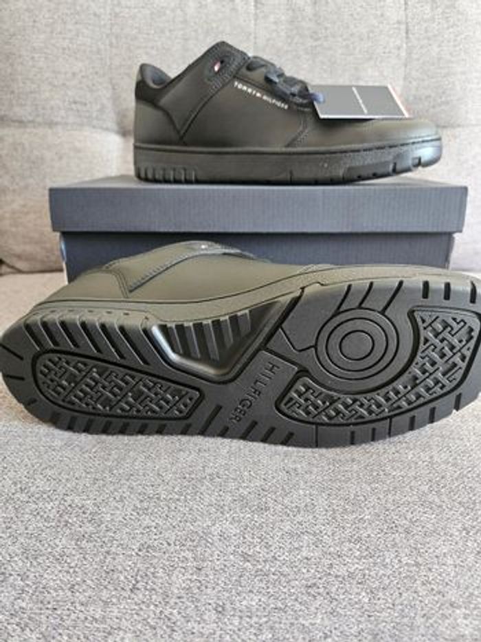 Basket homme Tommy hilfiger neuve
Taille 43 - photo numéro 3
