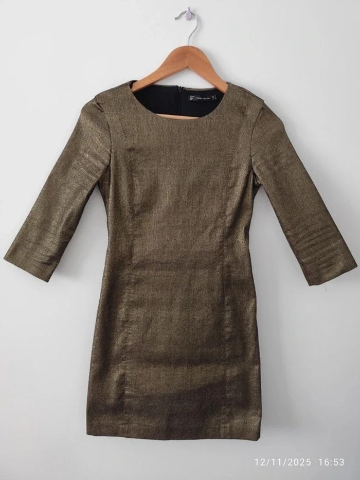 Vestido de fiesta corto dorado brillante de manga 3/4 de Zara