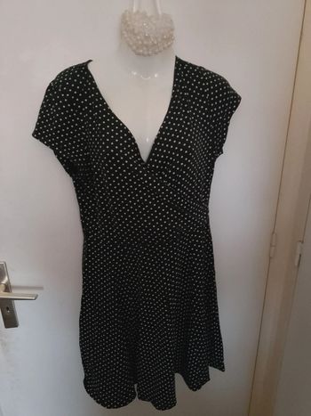 Robe d'été courte noir à poids blanc taille 42