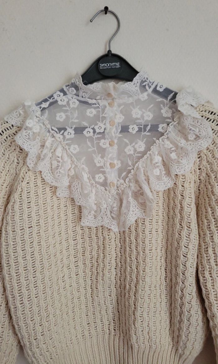 Pull beige romantique avec broderie et volants - photo numéro 3