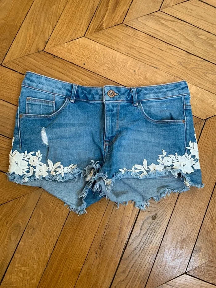 Short en jean court avec fleurs