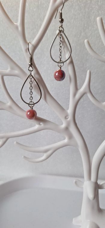 Boucles d'oreilles pendantes perle rose marbrée et goutte argentée