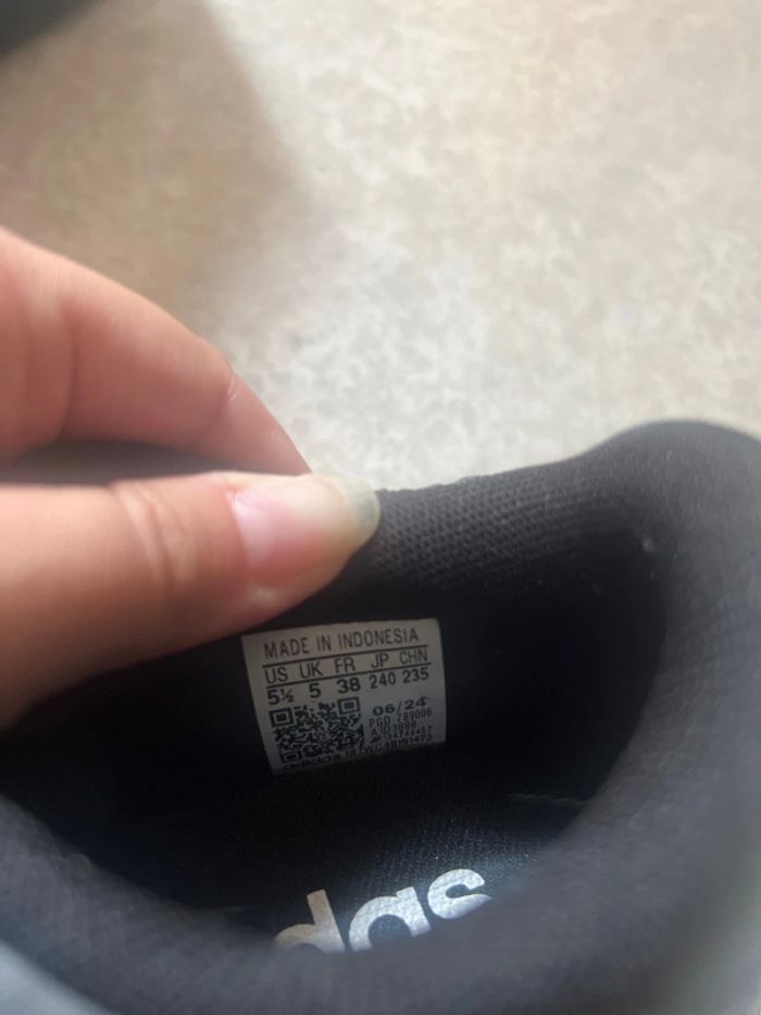 Chaussure Adidas mixte taille 38 neuve - photo numéro 3