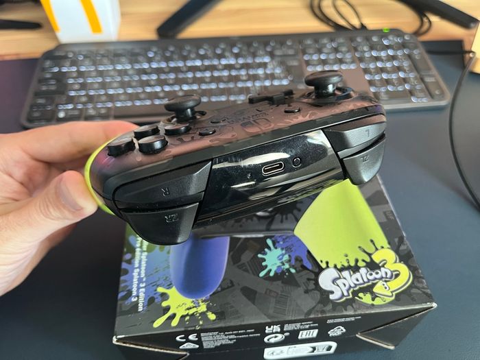 Manette officielle Nintendo Switch Pro édition Splatoon 3 en boîte - photo numéro 3