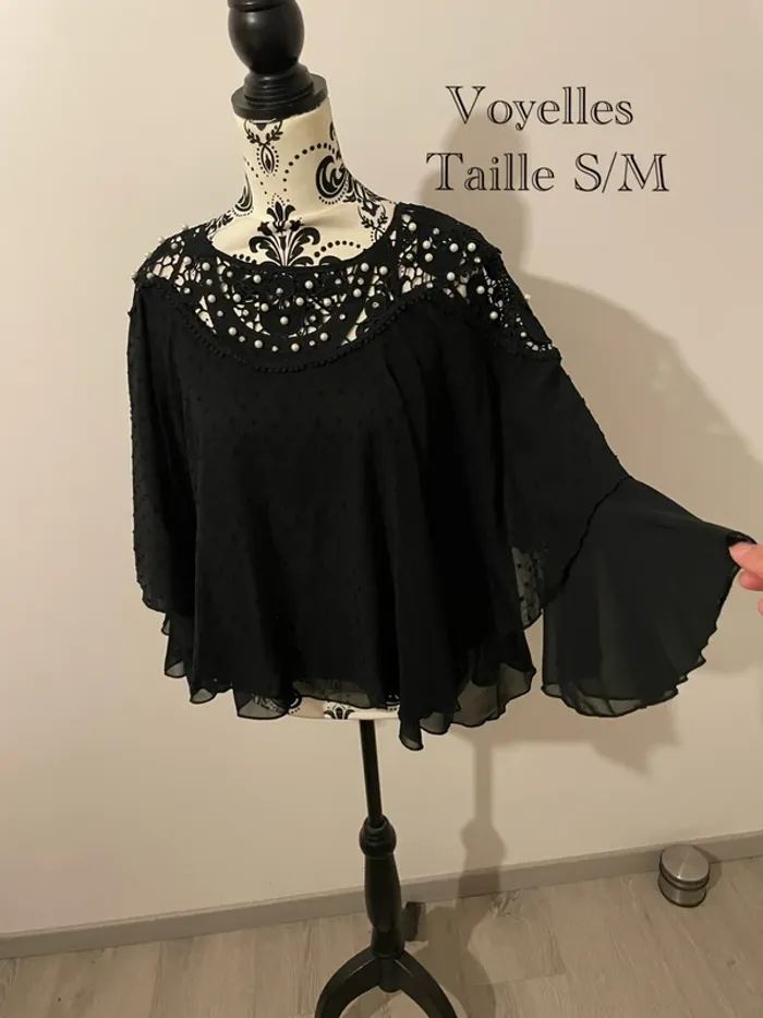 Blouse noir Voyelles manches cloche dentelle et perles S/M
