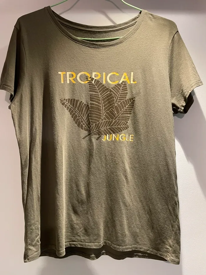 TEE shirt tropical  in extenso taille M - 38 très bon état