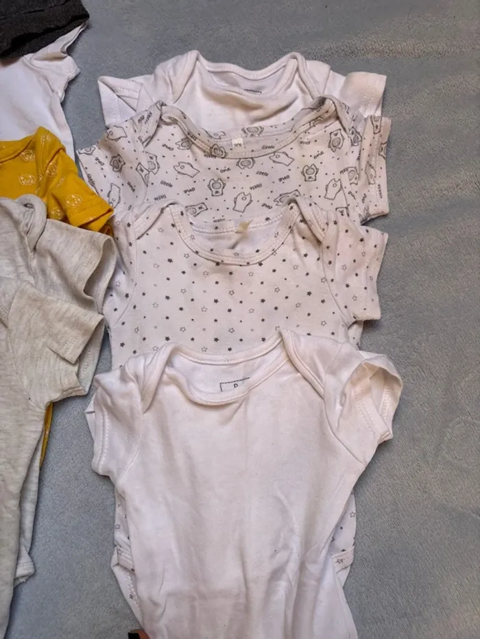 Lot vêtements 12 mois - photo numéro 2