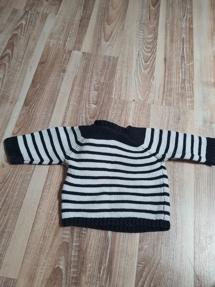 Pull 1 mois Kiabi bleu marine et blanc - photo numéro 2