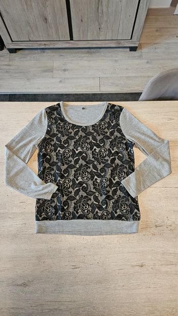 Pull léger gris à manches longues, avec dentelle noire, peu lis, L