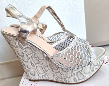 NEUF ! CHAUSSURES TALONS COMPENSES IMPRIME SERPENT ARGENTE- POINT.39