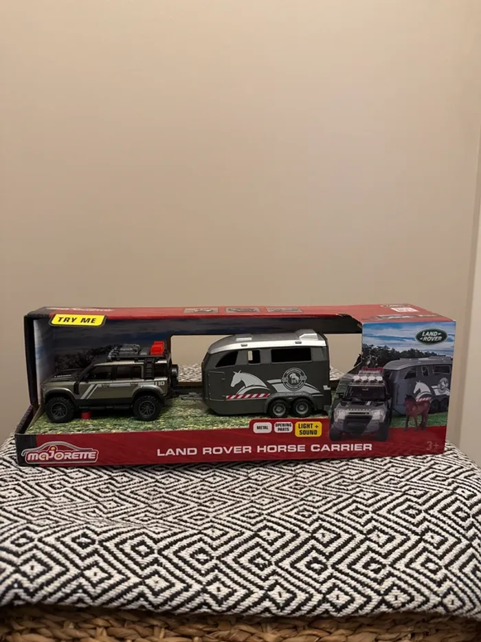 Majorette - Land Rover et sa remorque équestre avec sons et lumières- 25 cm  3 ans et +
