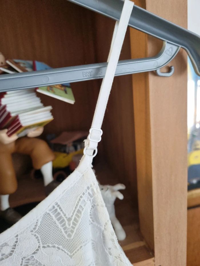Haut en dentelle blanche à fines bretelles - photo numéro 7