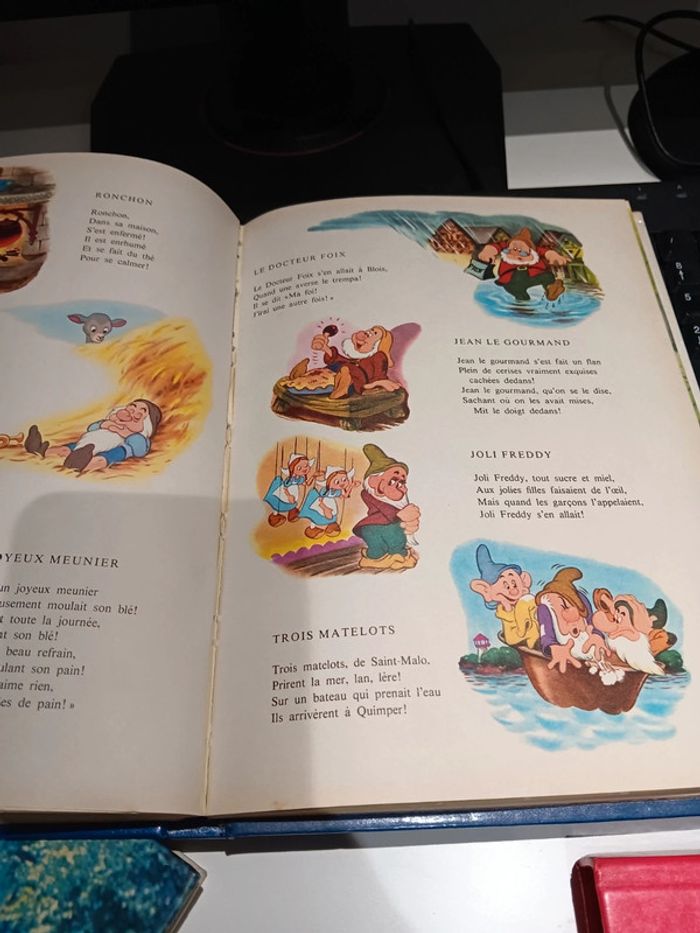 Lot 3 livres vintage Disney Le monde enchanté de Walt Disney 256 page chacun dépôt légal 1978 - photo numéro 10