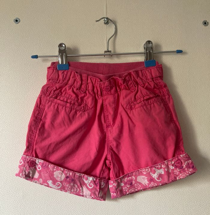 short avec revers imprimé chats et fleurs