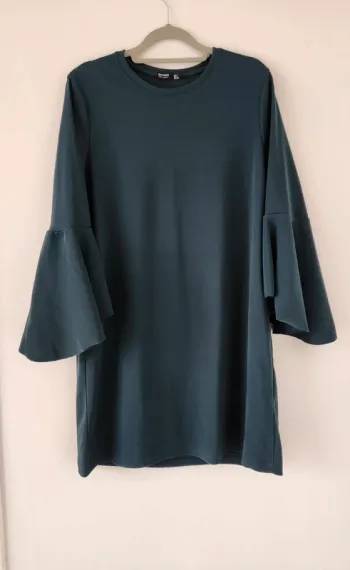 Robe droite à manches volantées Bershka – Style minimaliste et tendance