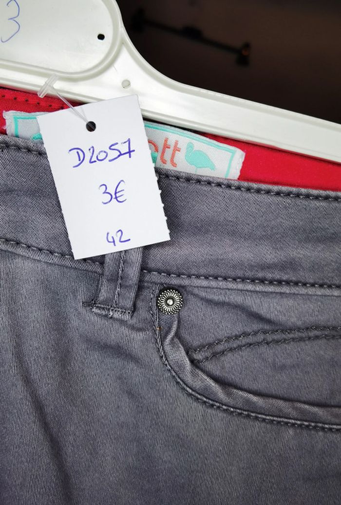 D2057 - pantacourt femme taille 42 - photo numéro 3