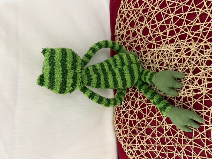 JELLYCAT London Frederick la grenouille à rayures vertes, peluche souple de 43 cm - photo numéro 3