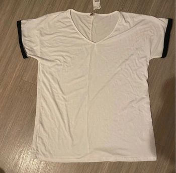 Tee shirt blanc avec détail noir