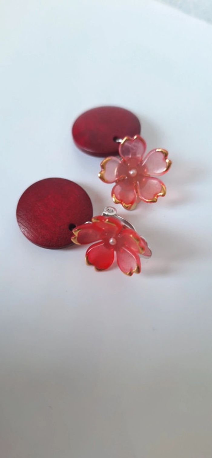 Boucles d’oreilles à clips rouges et fleurs roses foncé - photo numéro 4