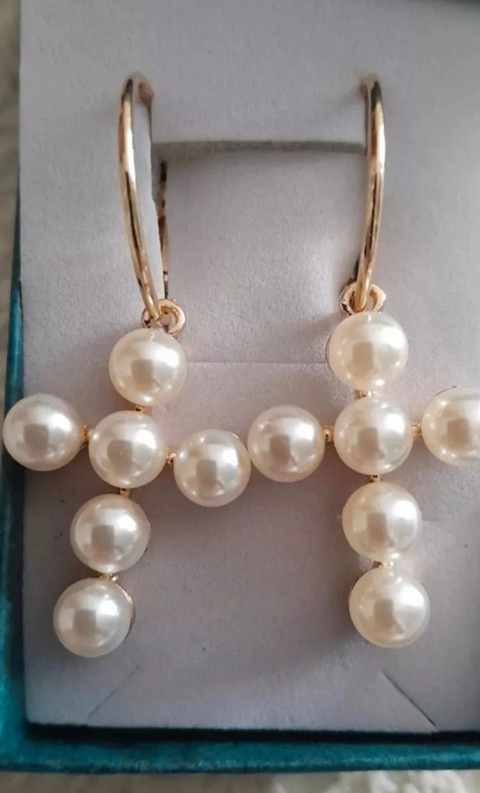 Boucles d'oreilles créoles avec croix, perles blanches, pendantes - photo numéro 2