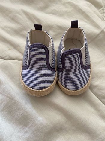 Chaussure rayée bleue et blanche