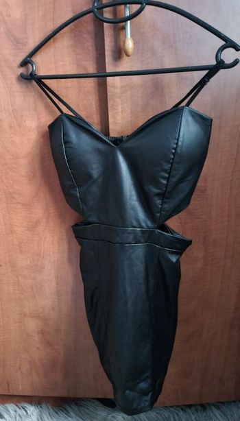 Robe courte à bretelles  style faux cuir taille 34-36