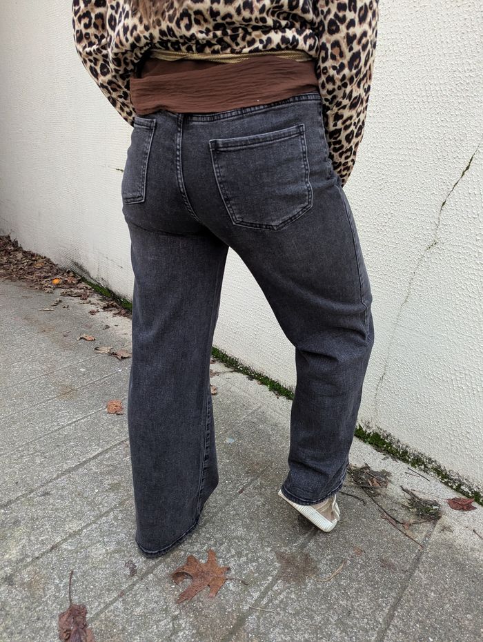 Jean large Clermont noir wide legs
Taille 36 - photo numéro 5