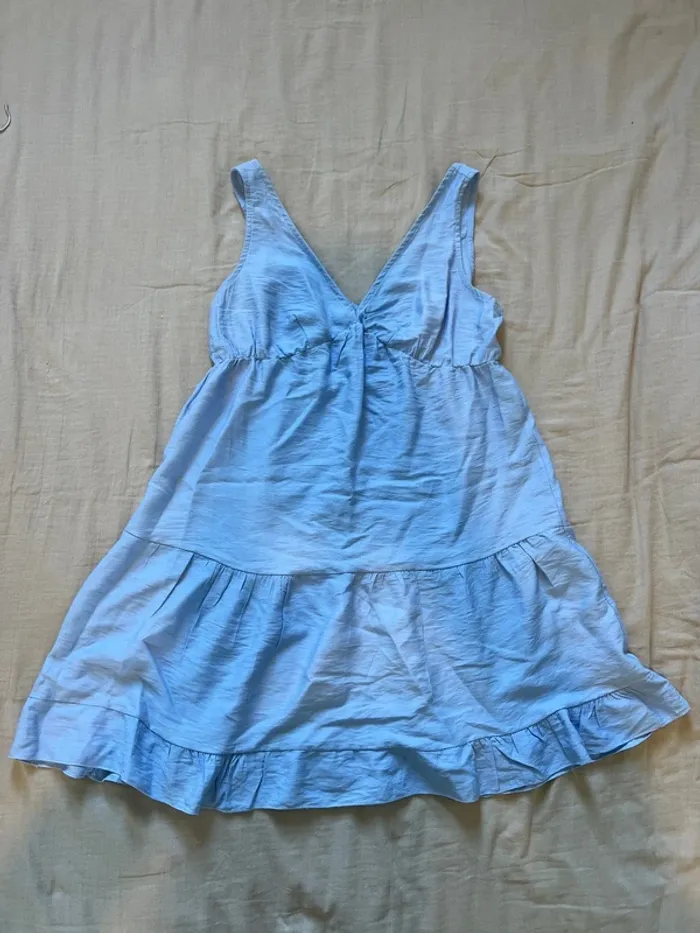 Robe bleu ciel à volant