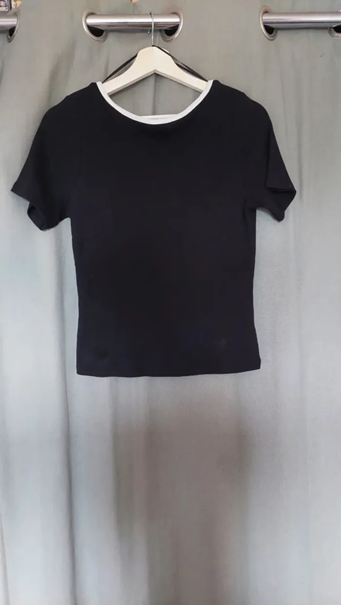 T-shirt Noir avec Contour Blanc – Décolleté Dos en U – Pimkie – Taille L