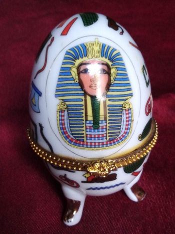 Oeuf en porcelaine pharaon hauteur 8 cm