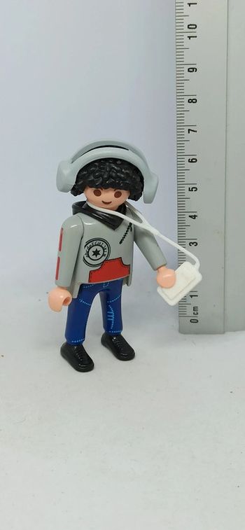 Homme avec lecteur de musique et casque playmobil