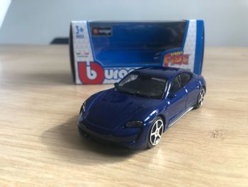 Miniature burago Porsche Taycan bleu