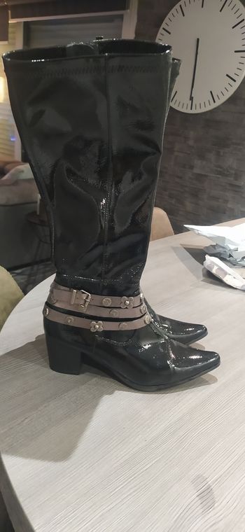 Bottes  hautes  noires vernies  p 37