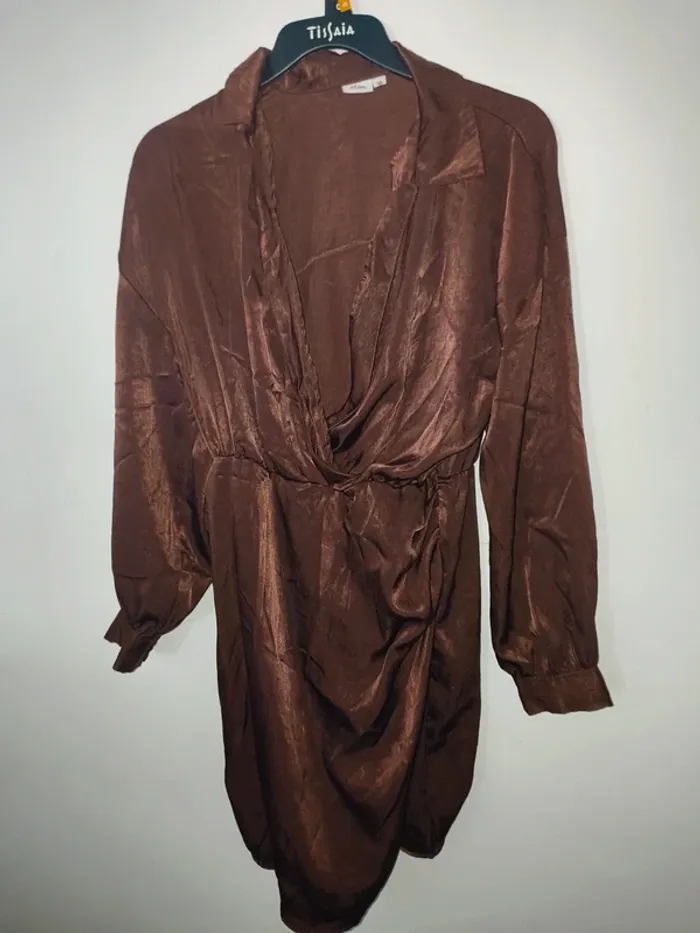 Robe en satin mim Taille 38 très bon état - photo numéro 2